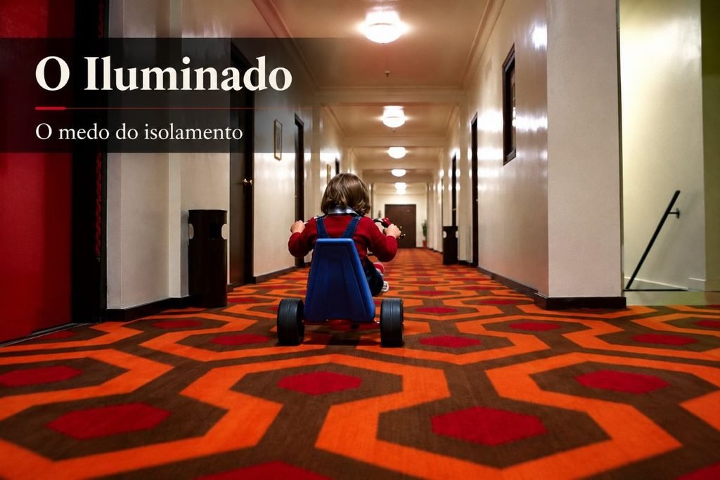 Danny no corredor do Hotel Overlook em O Iluminado, representando o medo do isolamento