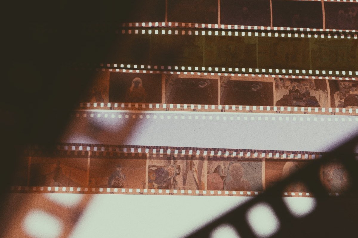 Tiras de filme fotográfico sobrepostas sob luz quente