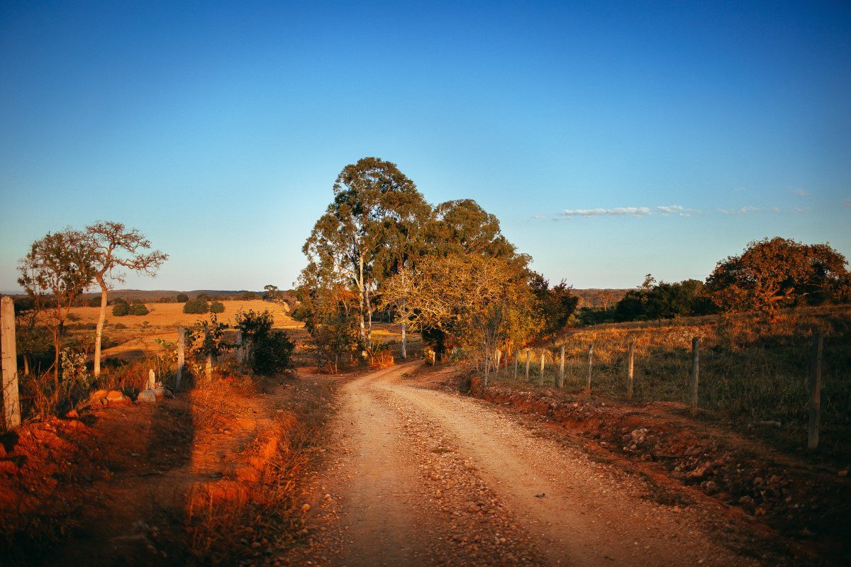 Estrada de terra no interior de Minas Gerais ao entardecer
